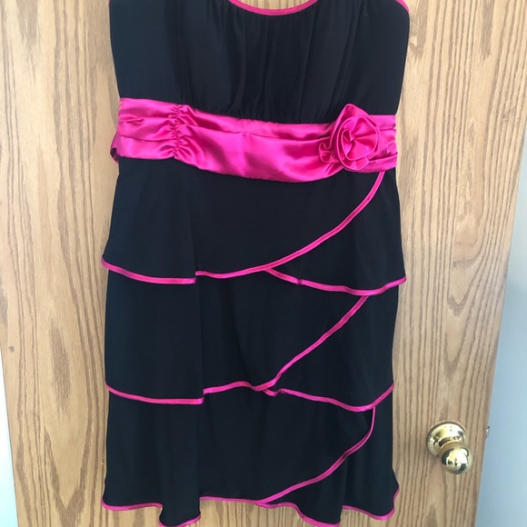 Classy ruffle mini dress - Picture 2 of 6